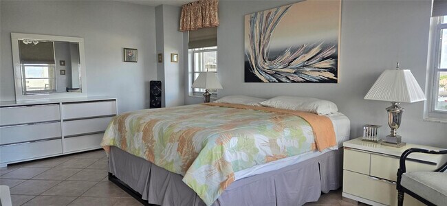 Building Photo - 3725 S Ocean Dr