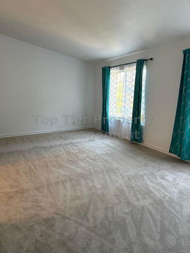 Building Photo - Beautiful 3 Bed / 2.5 Bath / 2,211 Sqft Sa...