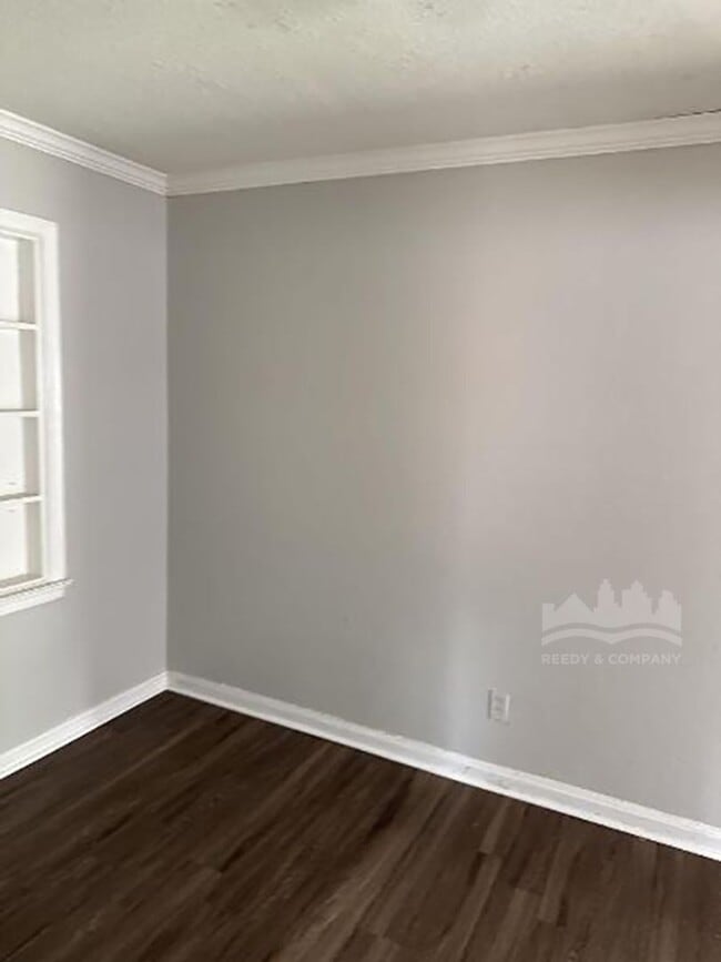 Building Photo - 1240 Robin Hood Ln