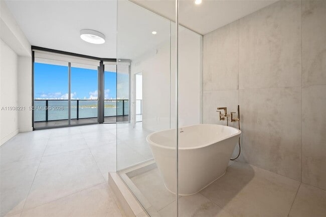 Building Photo - 700 NE 24th St