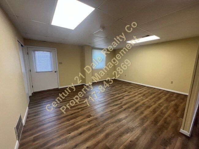 Building Photo - Very Spacious First Floor 2 Bedroom in Dov...