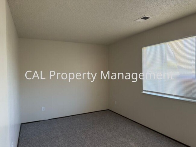 Building Photo - Northgate Village Condo 2 Bed/1 Bath!