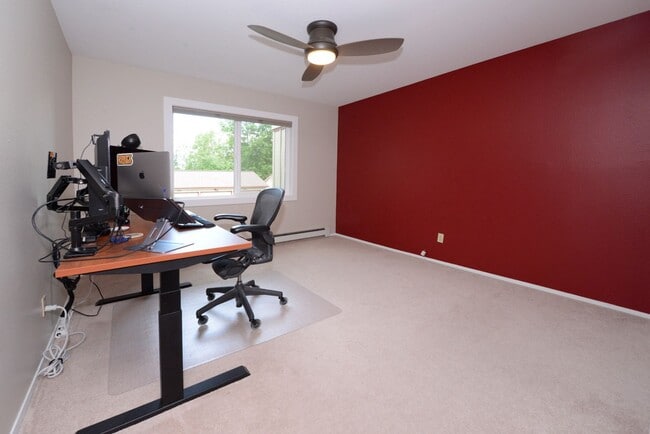 Building Photo - Convenient East Side Condo