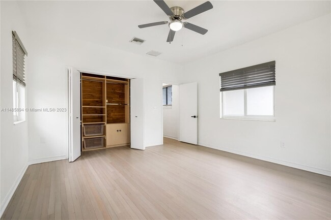 Building Photo - 950 S Shore Dr