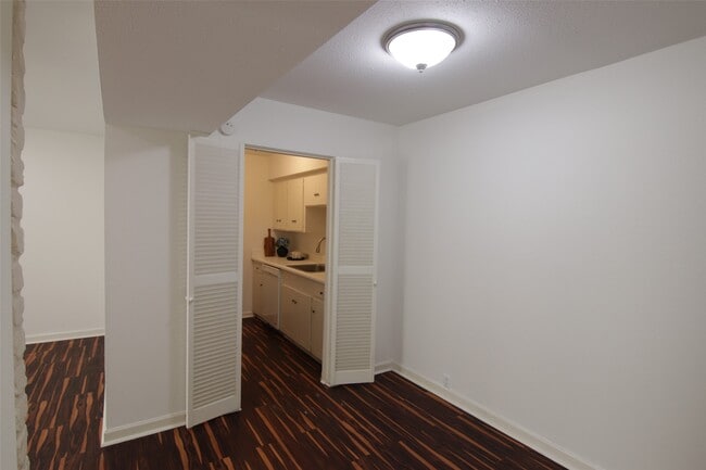 Building Photo - 2101 Fountain View Dr