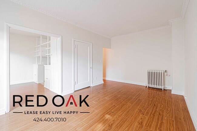 Building Photo - 570 N Rossmore Ave