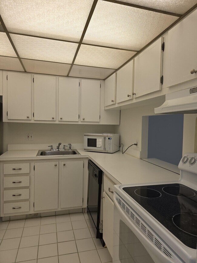 Building Photo - 470 Executive Center Dr