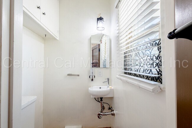 Building Photo - 3 Bedroom/2.5 Bath Home with a Mother In Law Unit - $2595 per month!