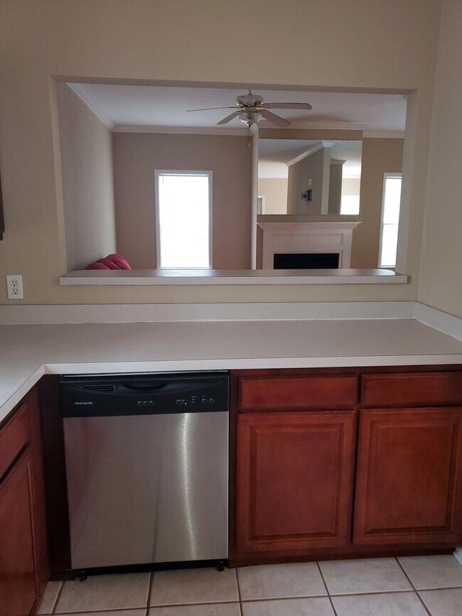 Building Photo - Beautiful 2 Bedroom 2 Bath Available 10/10...