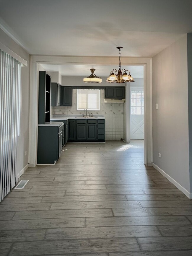 Building Photo - 3 Bedroom 1.5 Bathroom-Calumet City