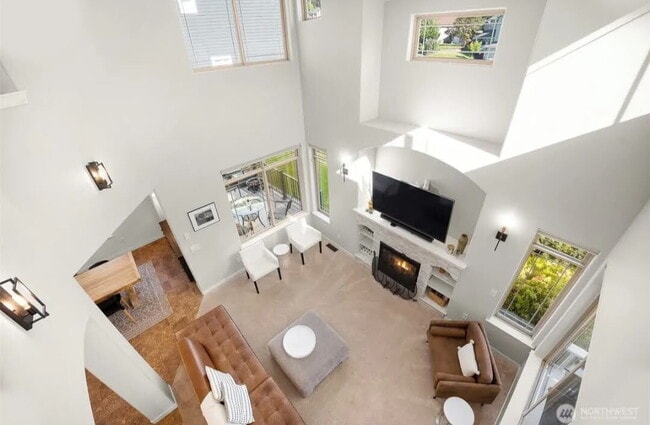 Building Photo - Spacious 4-Bedroom Gem with Fully Fenced Y...