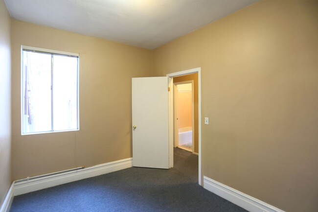 Building Photo - Spacious 3BR/1BA Full Floor Flat in North ...
