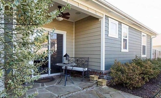 Building Photo - 2590 E Carnation Ct