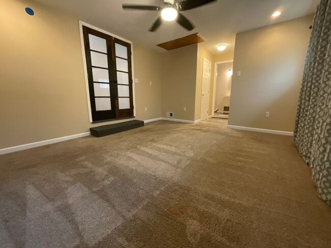 Building Photo - Move in special - 3 bedroom/2 bath brick h...