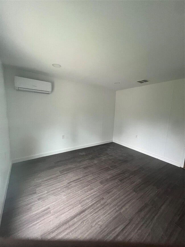 Building Photo - 8458 Sweetleaf Ln