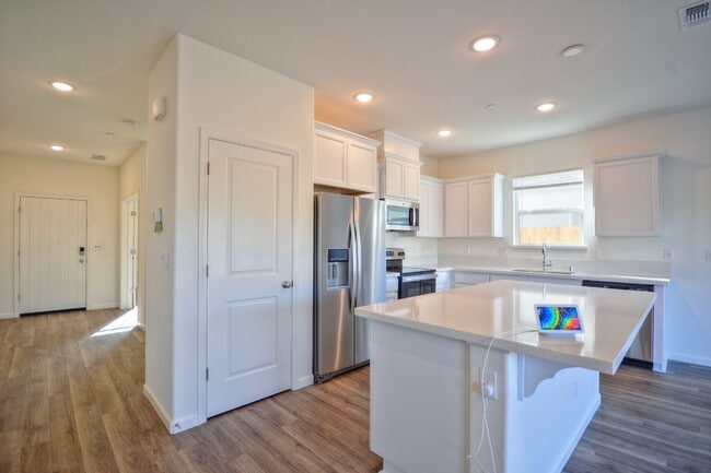Building Photo - Newer home with solar AVAILABLE NOW!