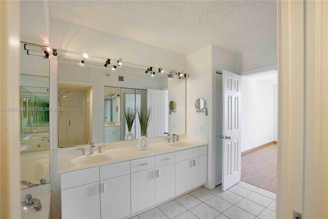 Building Photo - 3530 Mystic Pointe Dr