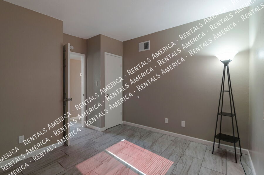 Building Photo - 1226 N Bryant Ave