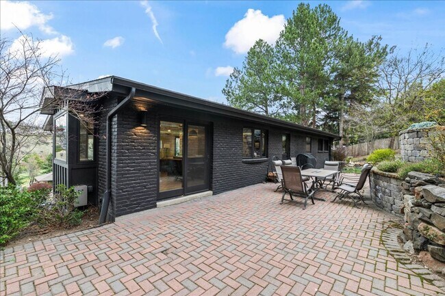 Building Photo - Fully Furnished Luxury Executive Rental