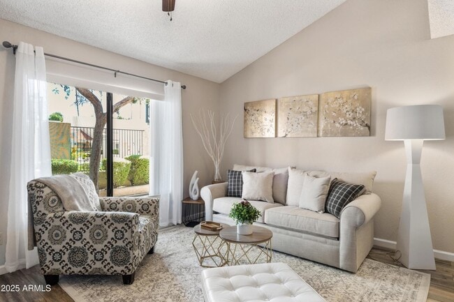 Building Photo - 719 E Lola Dr