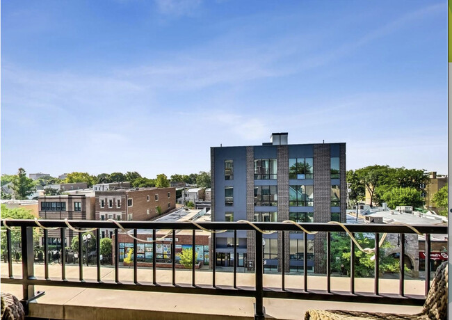 Building Photo - 2246 W Lawrence Ave