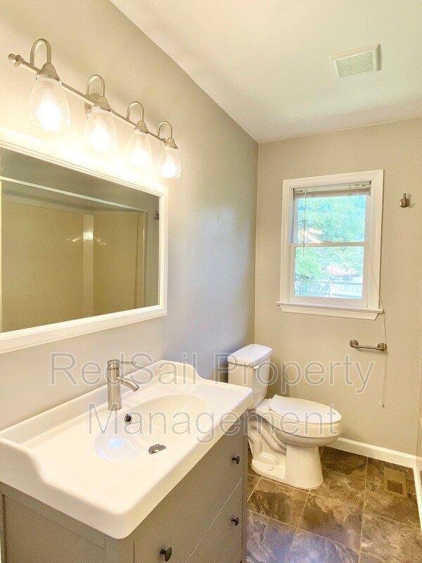 Building Photo - 802 Tiverton Pl