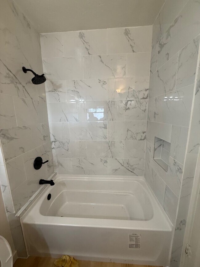 Building Photo - *Available Now! 1 Bedroom Apartment Walkin...