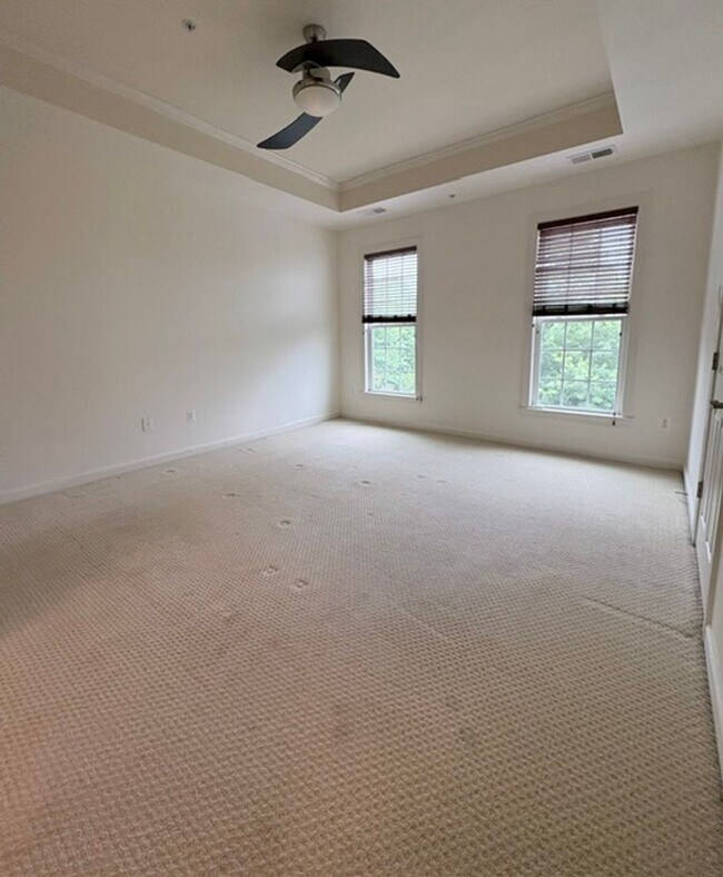 Building Photo - 121 Autumn View Dr