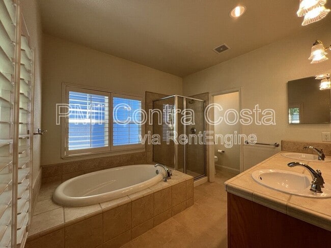 Building Photo - 124 Molly Way
