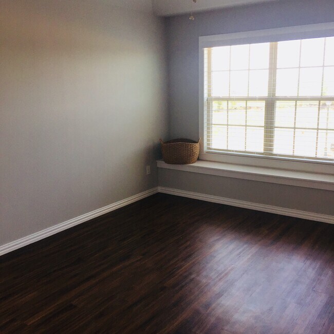 Building Photo - 4926 Villas Dr