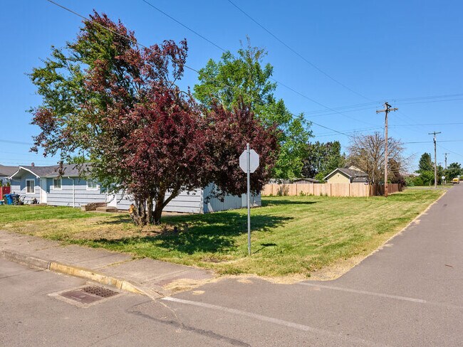 Building Photo - 485 1st St