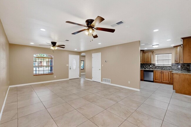 Building Photo - 3 bedroom, 2 bath single story home in Wes...