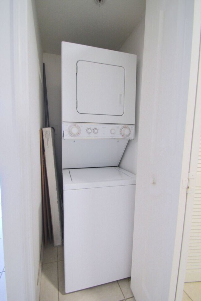 Building Photo - Modern 1-Bedroom 1-Bathroom with a den, centrally located in Miami