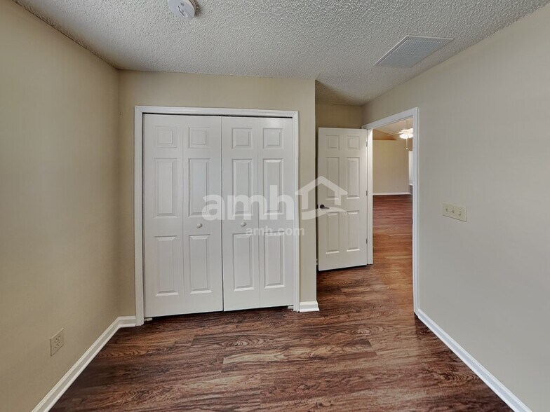 Building Photo - 11062 Gullwing Ct