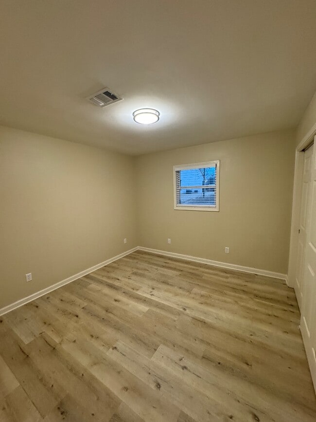 Building Photo - 111 Land Ct