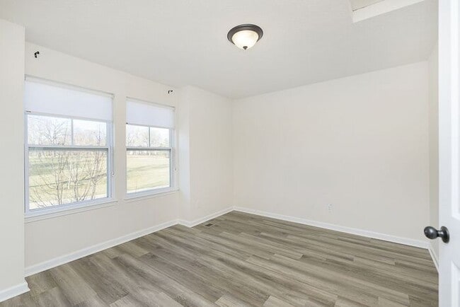 Building Photo - Beautiful 3 Bed 2.5 Bath in Central Greens...