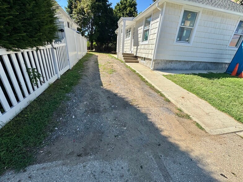 Driveway - 98 Steamboat Rd