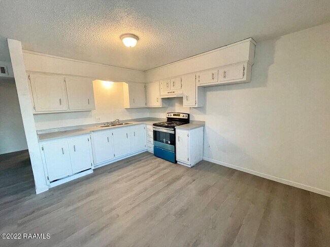 Building Photo - 391 W Railroad Ave