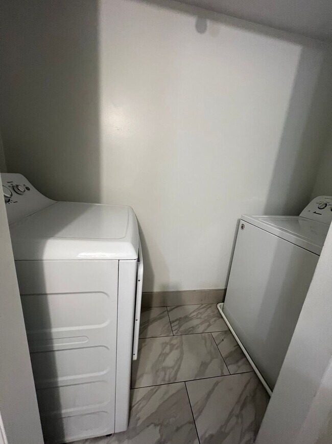 Building Photo - Stunning 4-Bedroom Townhome with Parking Spot Near Temple University! Available August 2026!