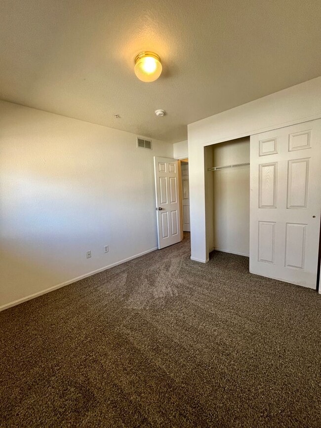 Building Photo - Adorable 3 story, 3BR/3.5BA Townhome w/ detached garage!