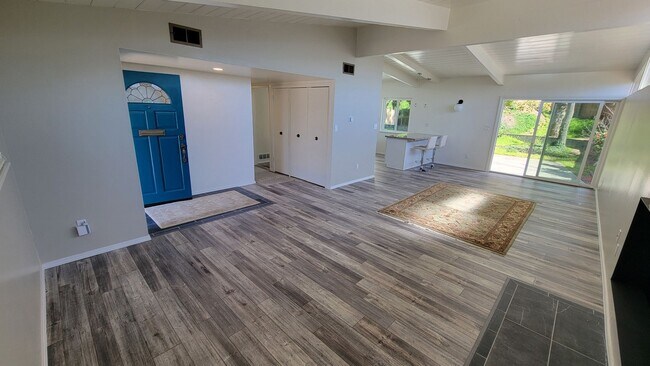Building Photo - Beautifully renovated 4bd/2ba home in Bay Ho!