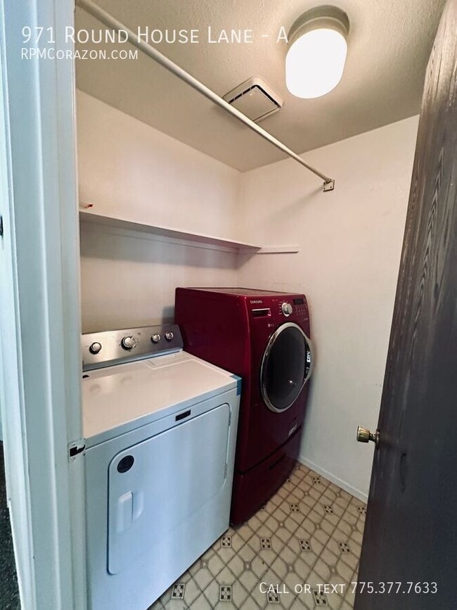 Building Photo - 971 Round House Ln