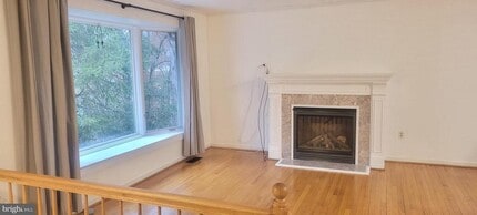 Building Photo - 2133 Hallmark Dr