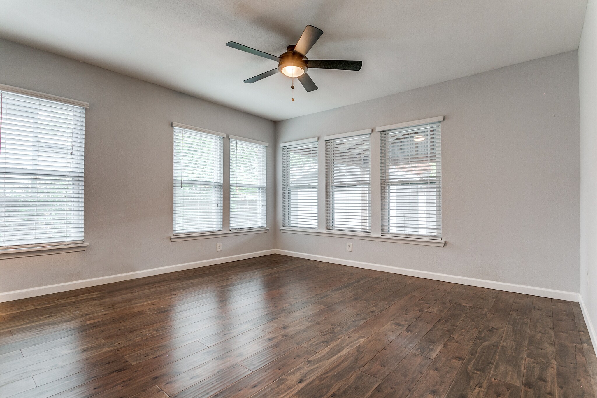 Building Photo - 326 Simon