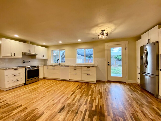 Building Photo - Practical Renton rambler with large yard