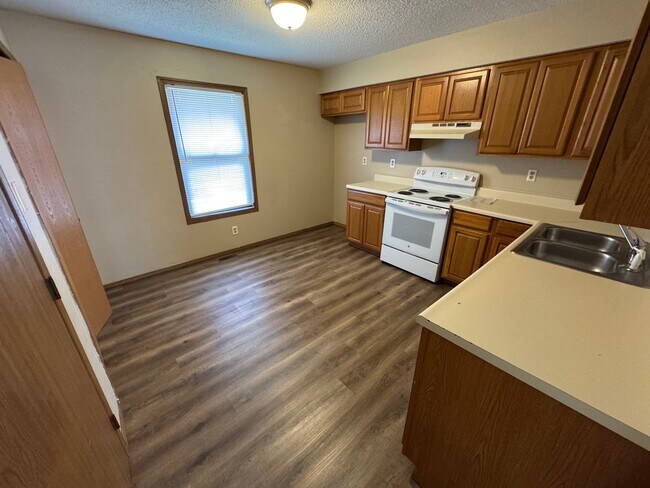 Building Photo - Recently updated 2 bed 1 bath Duplex with garage available now!