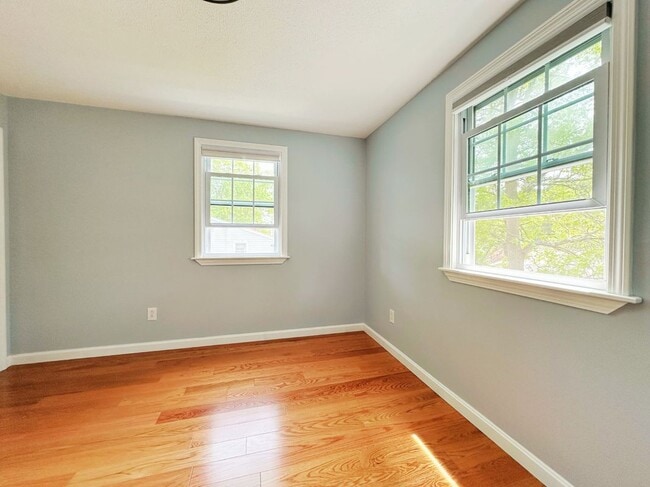 Building Photo - 10 Friar Tuck Ln
