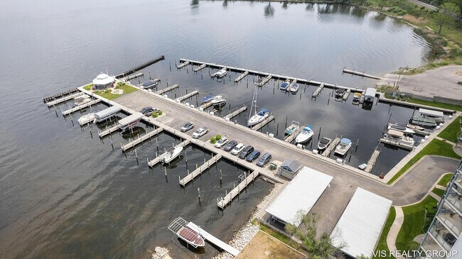 Building Photo - 2964 Lakeshore Dr