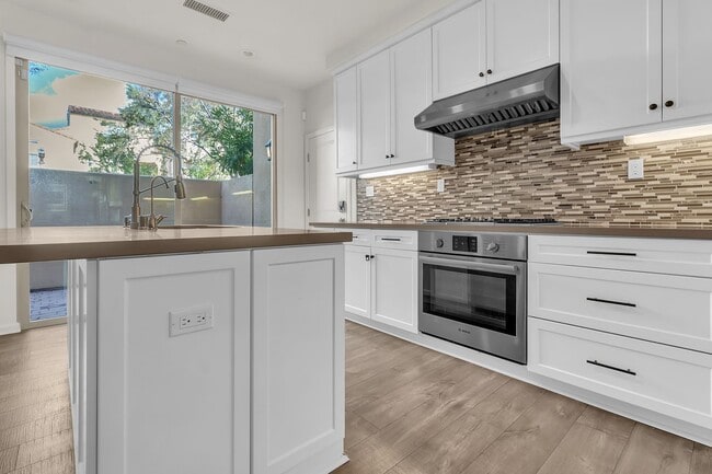 Building Photo - 72 Tulip