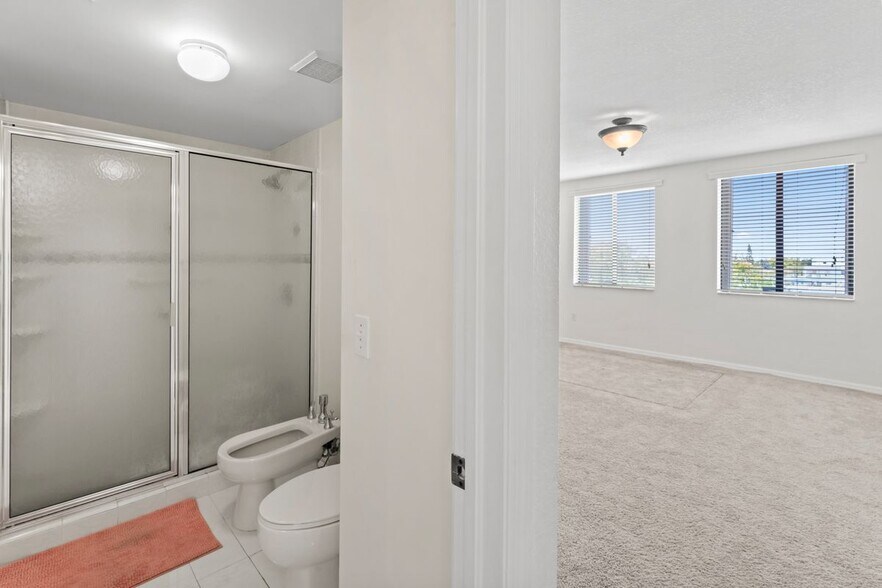 Building Photo - 9340 Fontainebleau Blvd